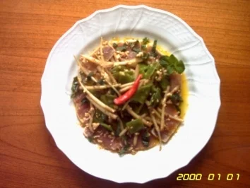 Hopfenspargel mit Zuckerschoten Vinaigrette und Thunfisch-Carpaccio - Rezept