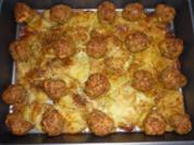 Hackbällchen auf Kartoffeln vom Blech - Rezept