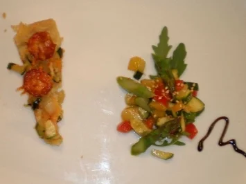 Rezept: Chorizotarte und grüner Spargel mit Avocado in Honig-Sesamvinaigrette Chorizotarte und grüner Spargel mit Avocado in Honig-Sesamvinaigrette - Rezept