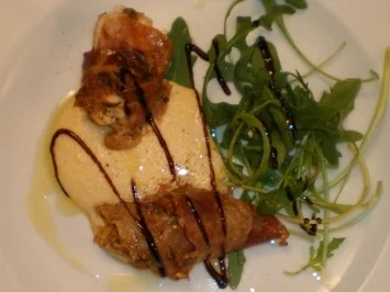 Seeteufelbäckchen im Parmaschinkenmantel an Tomatenpesto und Rosmarinpolenta - Rezept