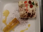 Himbeertiramisu mit pochierten Bananen in Orangenlikörsoße - Rezept