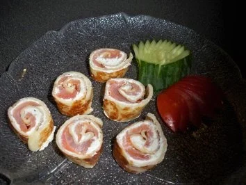 Gefüllte Pfannkuchenröllchen mit Räucherlachs und Wasabicreme - Rezept