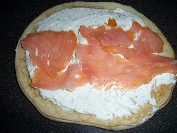 Gefüllte Pfannkuchenröllchen mit Räucherlachs und Wasabicreme - Rezept - Bild Nr. 4