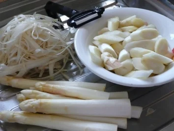 Spargel,Gnocchi,Tomaten,Räucherlachs und Frischkäse treffen Zitrone,Zwiebel,Knoblauch,Chilli und frische Kräuter - Rezept - Bild Nr. 2