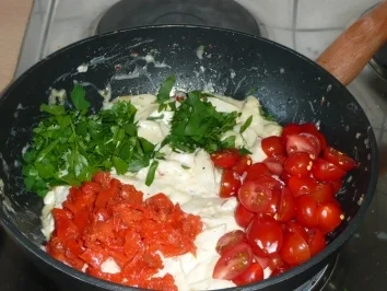 Spargel,Gnocchi,Tomaten,Räucherlachs und Frischkäse treffen Zitrone,Zwiebel,Knoblauch,Chilli und frische Kräuter - Rezept - Bild Nr. 6