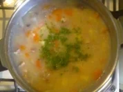 Graupensüppchen mit Gartenkräutern und Gemüsewürfeln - Rezept