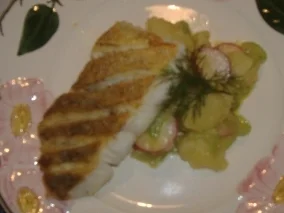 Rezept: Kartoffel-Gurkensalat mit Radieschen und Zanderfilet Kartoffel-Gurkensalat mit Radieschen und Zanderfilet - Rezept