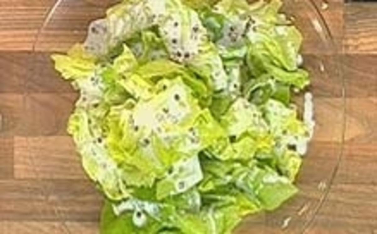 Grüner Salat mit Buttermilch-Pfeffer-Dressing - Rezept