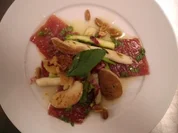 Brotsalat von dreierlei gegrilltem Spargel mit roh mariniertem Tunfisch - Rezept