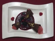 Goldene Schokoladenhütchen gefüllt mit Amarenaeis auf Fruchtspiegel - Rezept