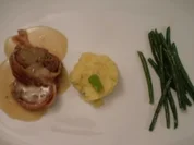 Kalbsroulade im Speckmantel an Kartoffelpüree, grünen Bohnen und Weißweinsoße - Rezept