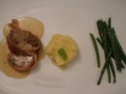Kalbsroulade im Speckmantel an Kartoffelpüree, grünen Bohnen und Weißweinsoße - Rezept