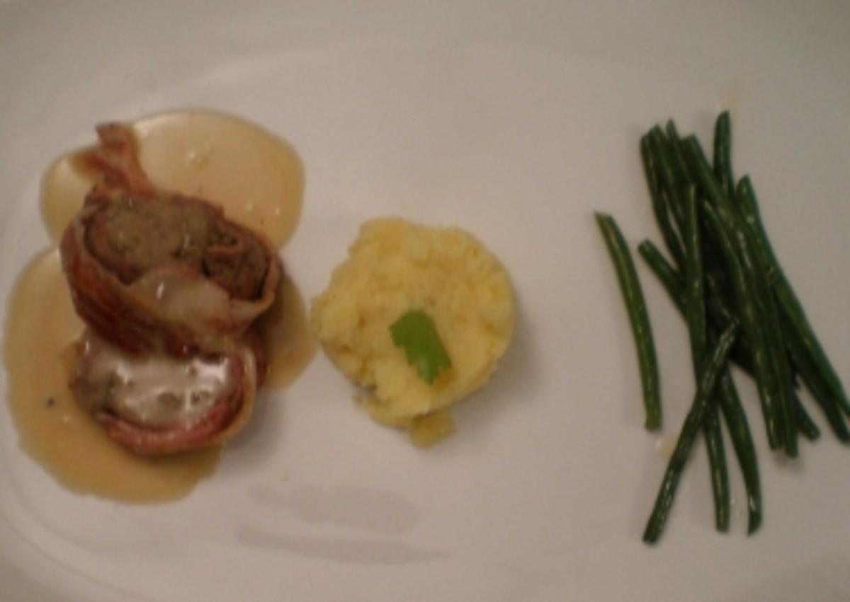 Bilder für Kalbsroulade im Speckmantel an Kartoffelpüree, grünen Bohnen und Weißweinsoße - Rezept