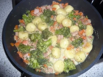 Rezept: Gemüsepfanne mit Miniknödeln Gemüsepfanne mit Miniknödeln - Rezept