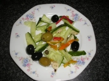 GURKE UND PAPRIKASCHOTE SALAT - Rezept
