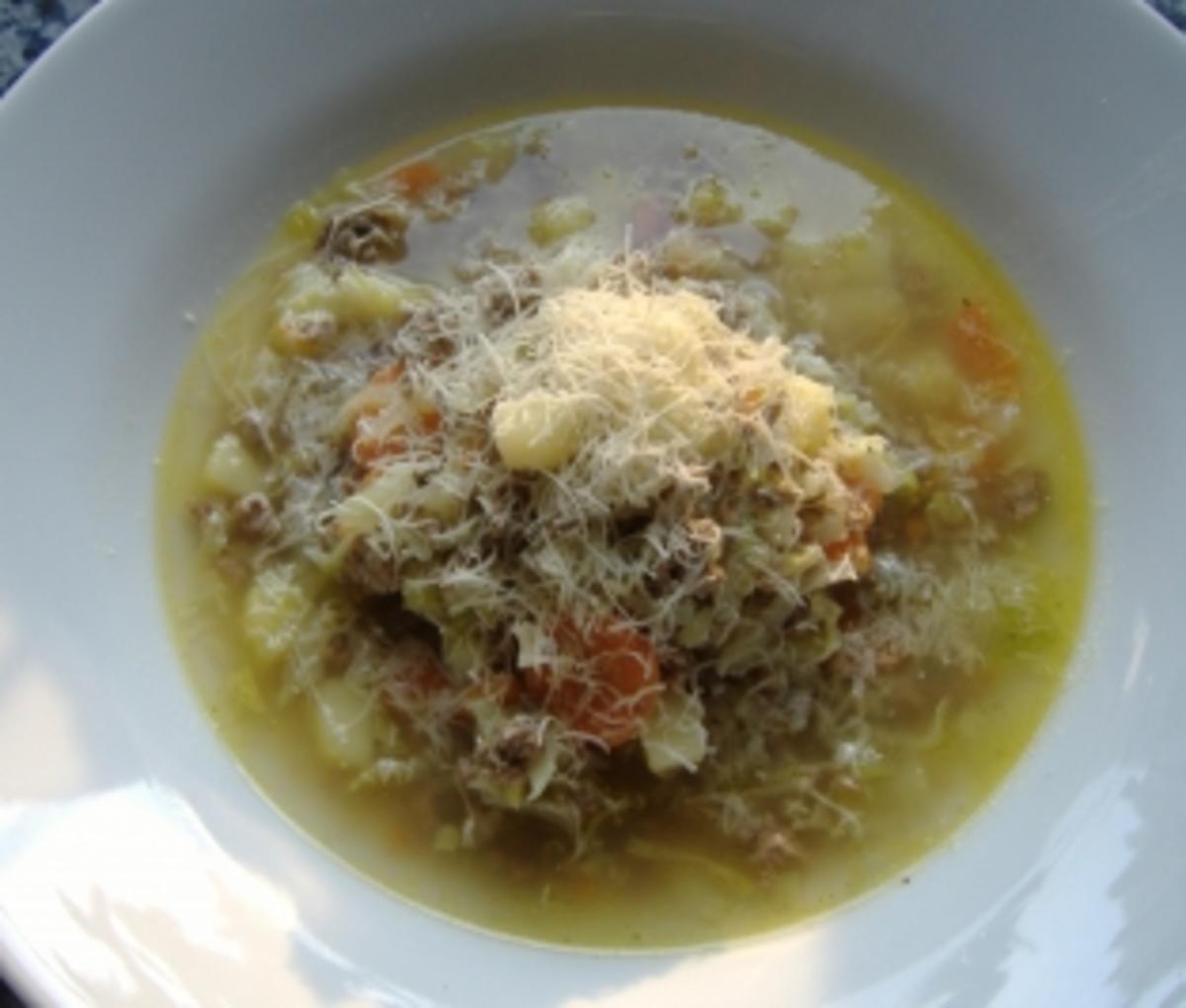 Spitzkohleintopf mit Zwiebeln frisch in Scheiben und Butaris - Rezept ...