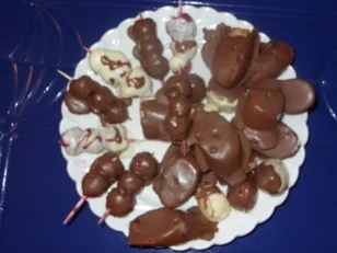 Rezept: Bananenstücke und Himbeeren im Schokokleid Bananenstücke und Himbeeren im Schokokleid - Rezept