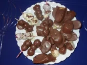 Bananenstücke und Himbeeren im Schokokleid - Rezept