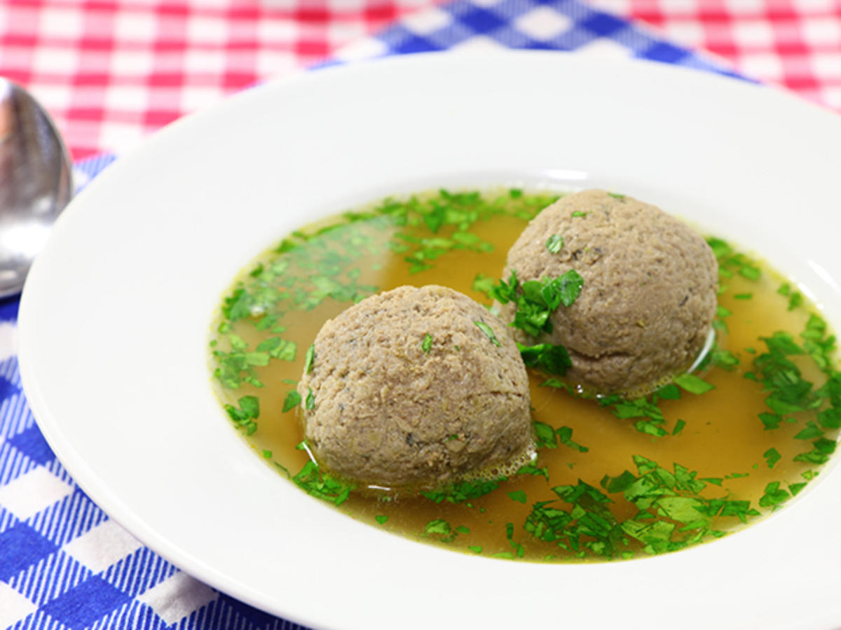 Leberknödelsuppe auf echt bayrisch - Rezept - Bild Nr. 2