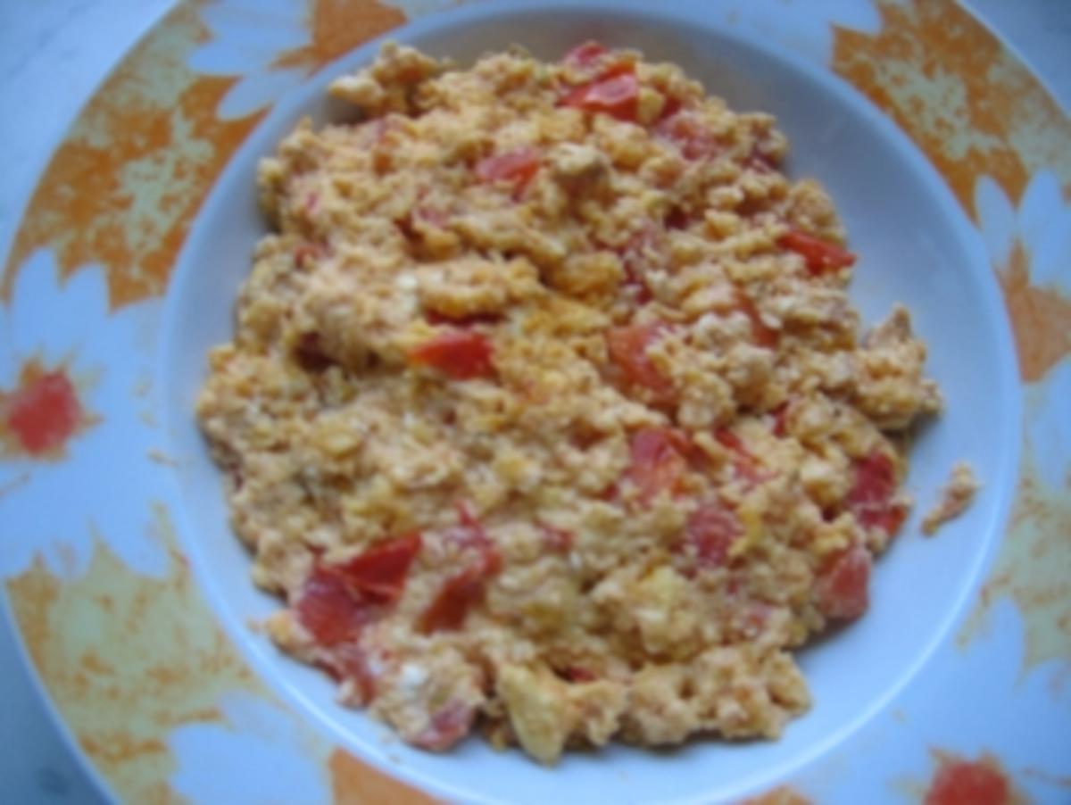 Rühreier mit Schafskäse und Tomaten - Rezept
