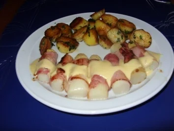 Rezept: Gebratener Spargel im Schinkenmantel und Bratkartoffeln Gebratener Spargel im Schinkenmantel und Bratkartoffeln - Rezept