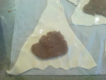 Rezept: Blätterteig-Kaffee-Nuss-Hörnchen Bild Nr. 3 Blätterteig-Kaffee-Nuss-Hörnchen - Rezept - Bild Nr. 3