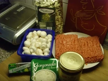Rezept: gehacktes vom Geflügel mit Champignon / Gorgonzolasoße gehacktes vom Geflügel mit Champignon / Gorgonzolasoße - Rezept