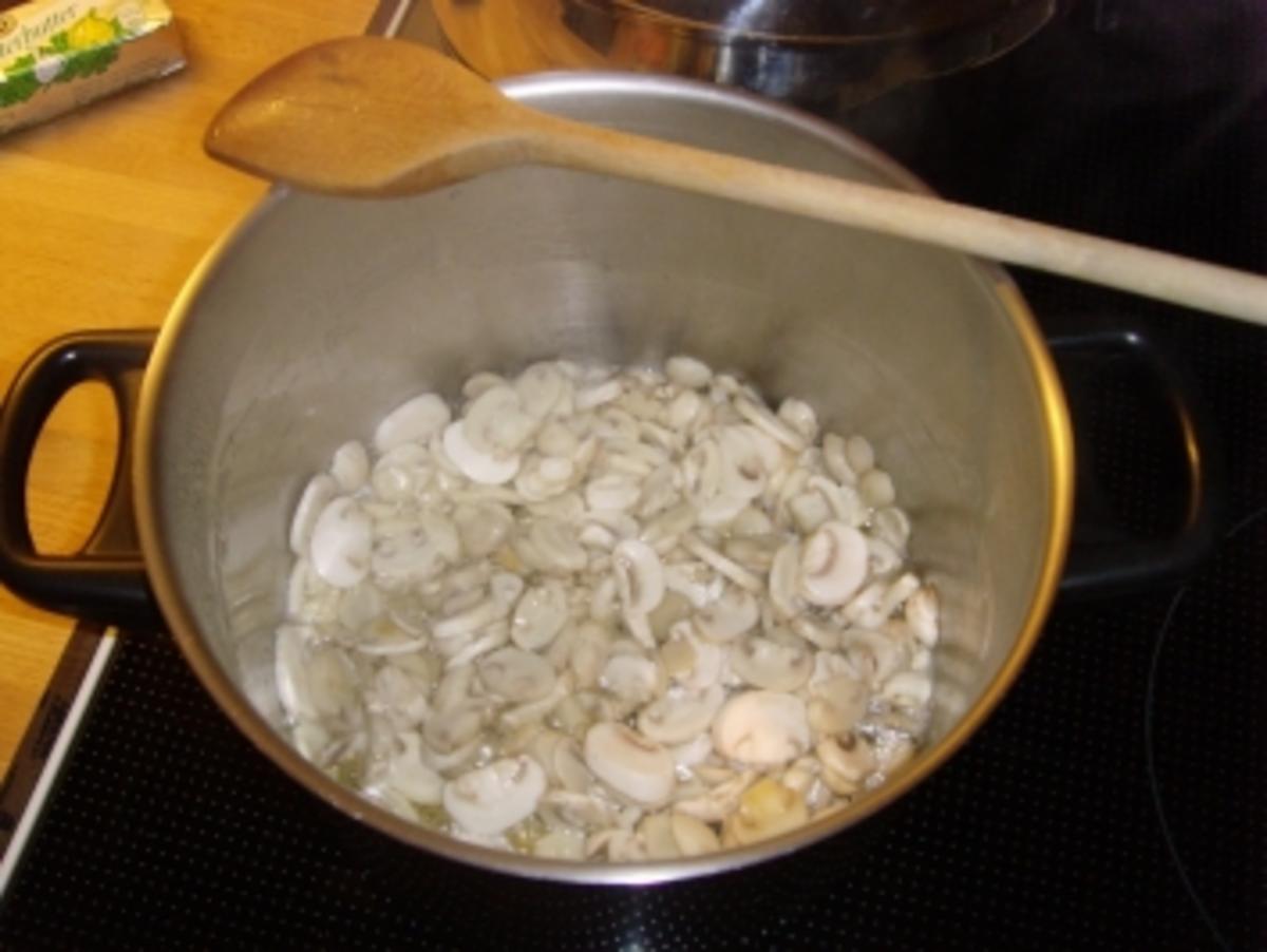 gehacktes vom Geflügel mit Champignon / Gorgonzolasoße - Rezept - Bild Nr. 3