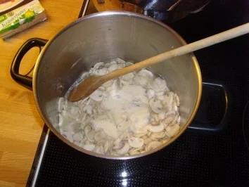 Rezept: gehacktes vom Geflügel mit Champignon / Gorgonzolasoße Bild Nr. 4 gehacktes vom Geflügel mit Champignon / Gorgonzolasoße - Rezept - Bild Nr. 4