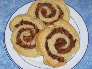 Rezept: Gefüllte Blätterteig -Zwiebel - Röllchen Gefüllte Blätterteig -Zwiebel - Röllchen - Rezept