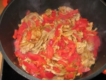 Rezept: Geschnetzeltes mit Oliven und Walnüssen Bild Nr. 5 Geschnetzeltes mit Oliven und Walnüssen - Rezept - Bild Nr. 5