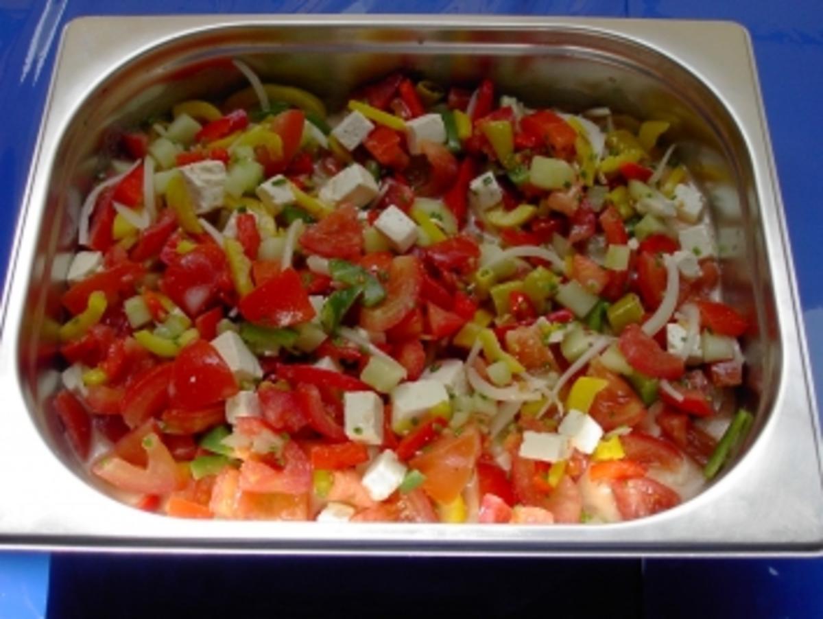 Bauernsalat mit Tomaten gewürfelt und Paprika gewürfelt - Rezept mit ...