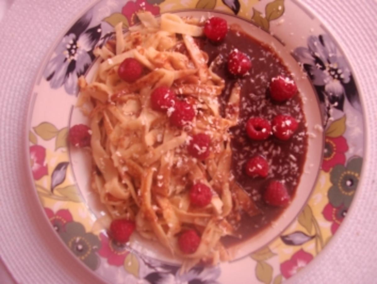 Flädle mit Schokolade und Himbeeren - Rezept - kochbar.de