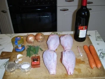 Rotweingespritzte Putenkeulen mit Salbei - Rezept