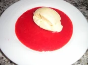 Buttermilchnockerl auf frischer Erdbeersauce - Rezept