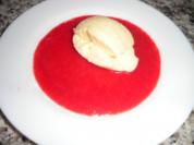 Buttermilchnockerl auf frischer Erdbeersauce - Rezept