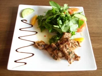 Wilder Minzsalat mit Rucola, Pute und Orangenvinaigrette - Rezept