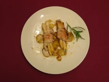 Rezept: Spargel-Truthahn-Röllchen auf Kartoffeln und Parmesansoße Spargel-Truthahn-Röllchen auf Kartoffeln und Parmesansoße - Rezept