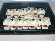 Pizzabrot mit Tomaten, Oliven und Käse überbacken - Rezept