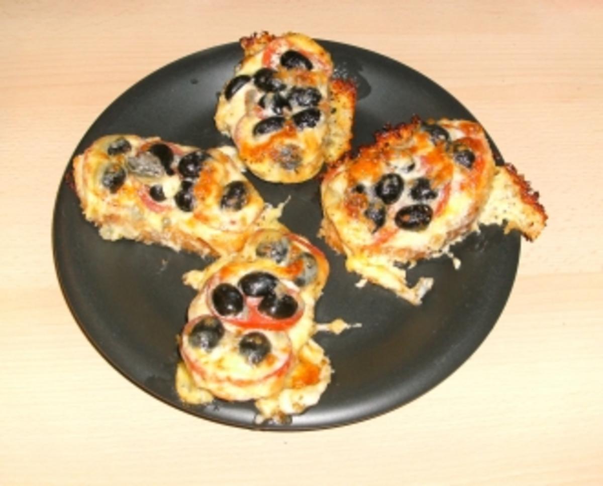 Pizzabrot mit Tomaten, Oliven und Käse überbacken - Rezept - Bild Nr. 2