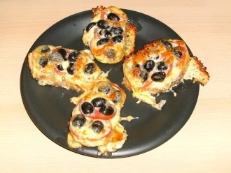 Pizzabrot mit Tomaten, Oliven und Käse überbacken - Rezept - Bild Nr. 2