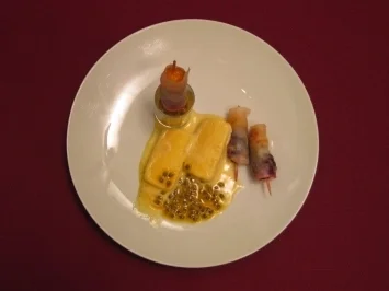 Physalis-Brombeer-Frühlingsrolle mit Mohn-Marzipan auf Passionsfrucht - Rezept