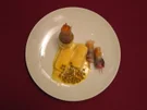 Physalis-Brombeer-Frühlingsrolle mit Mohn-Marzipan auf Passionsfrucht - Rezept