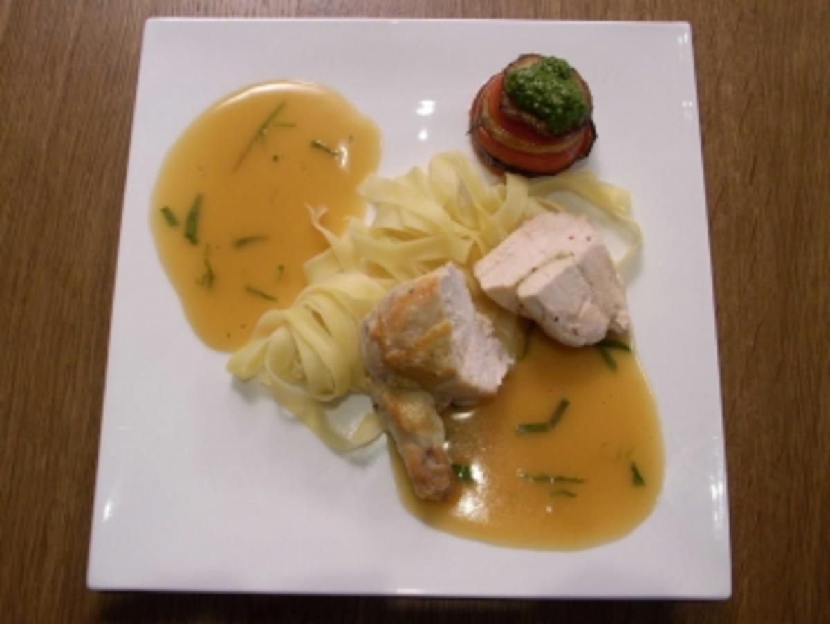 Poularde mit Estragonjus dazu Bandnudeln und Tomatentürmchen - Rezept