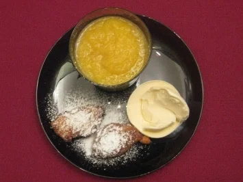 Rezept: Mango-Kaltschale mit Krapfen und Vanilleeis Mango-Kaltschale mit Krapfen und Vanilleeis - Rezept