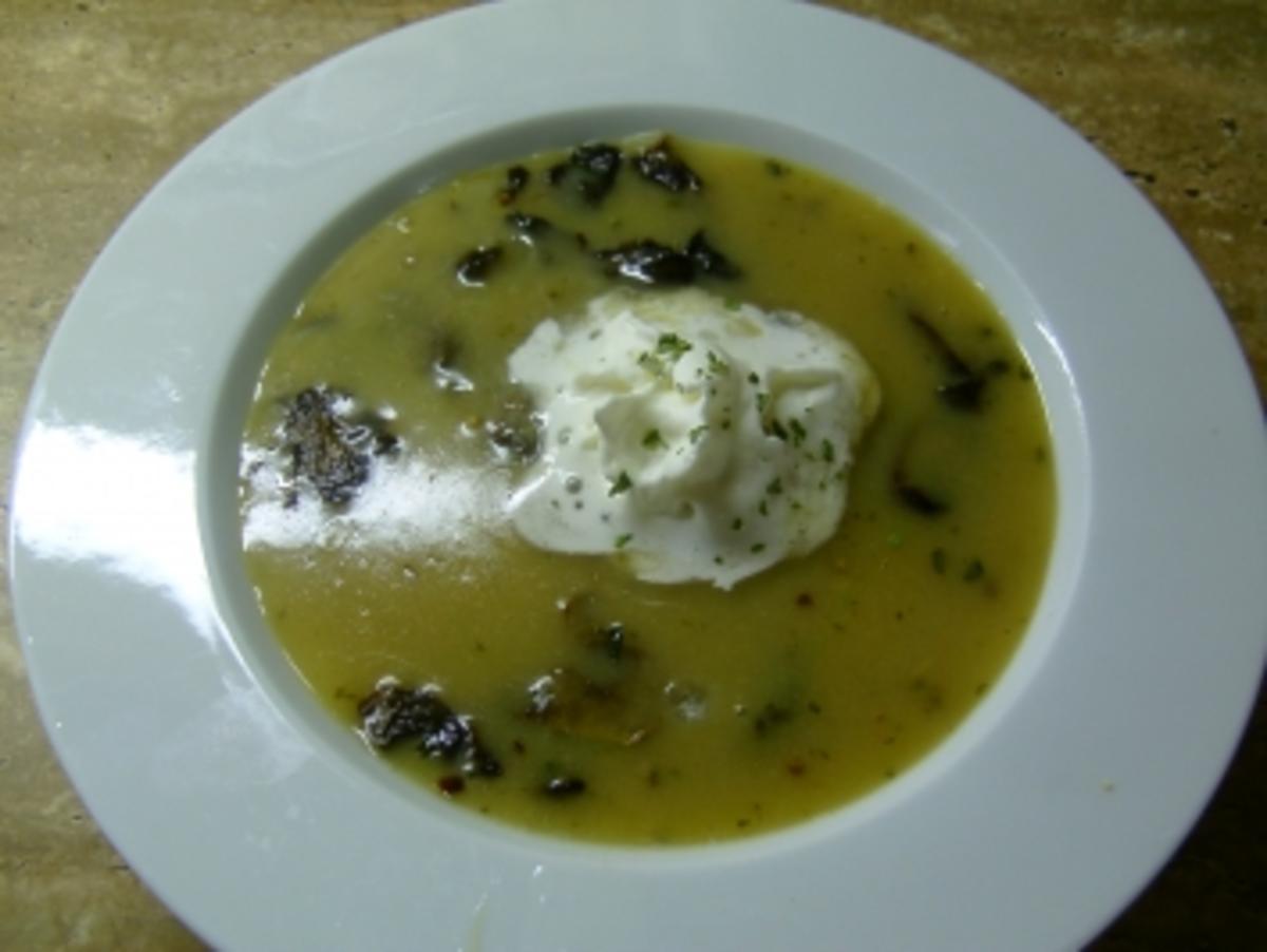 Waldpilzcremesuppe mit Waldpilzcremesuppe und frische Pilze geschnitten ...