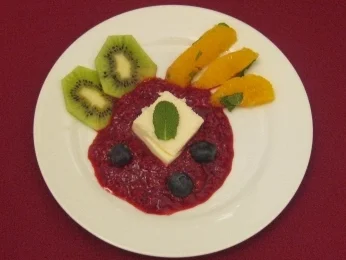 Marinierte Orangenfilets mit Minze auf einem Himbeerspiegel - Rezept