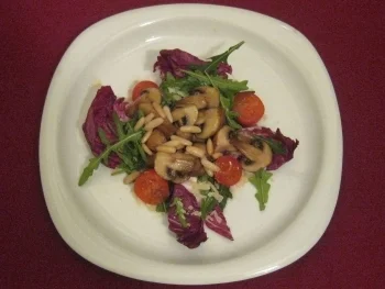 Champignons mit Balsamico-Honigdressing auf Rucola - Rezept