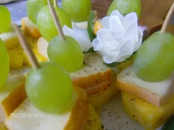 Rezept: Stinkerkas-Spieße mit Ananas Stinkerkas-Spieße mit Ananas - Rezept