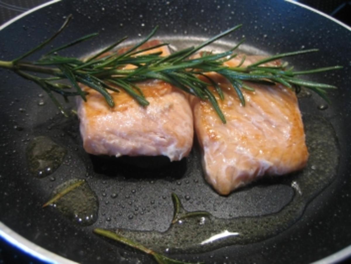 Lachsfilet auf asiatischer Paprika-Tomaten-Sauce mit Reis - Rezept - Bild Nr. 3